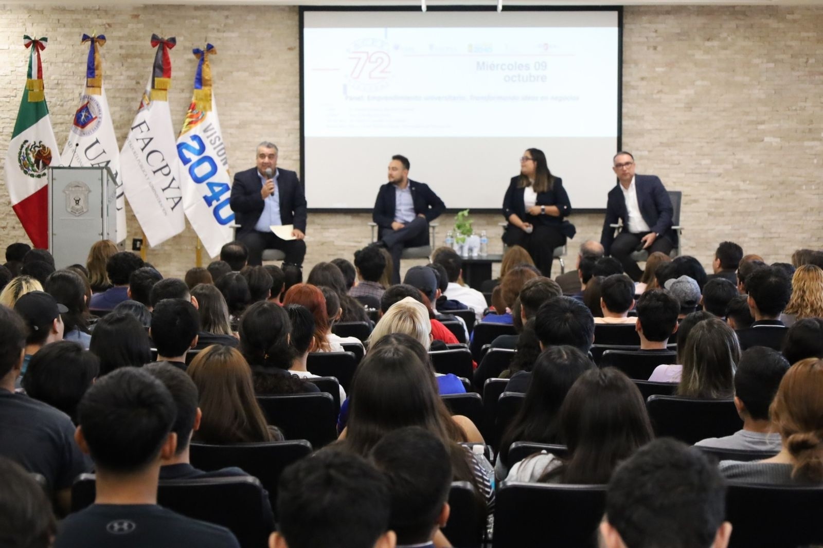 Panel: “Emprendimiento universitario: Transformando ideas en negocios”