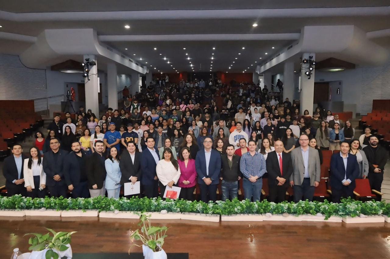 FACPYA celebra panel de expertos en emprendimiento sostenible