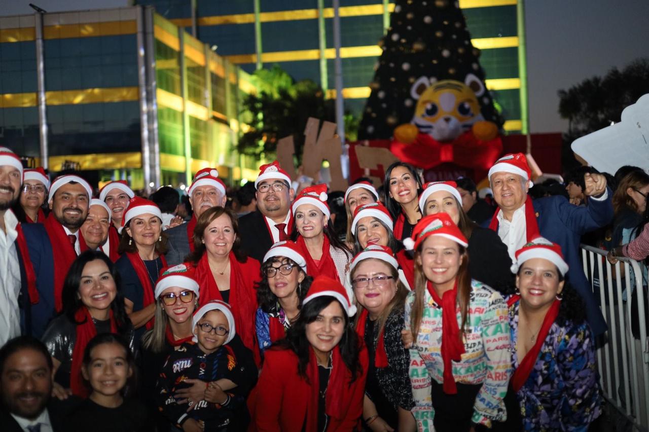 FACPYA participa en el Encendido del Pino Navideño UANL 2025